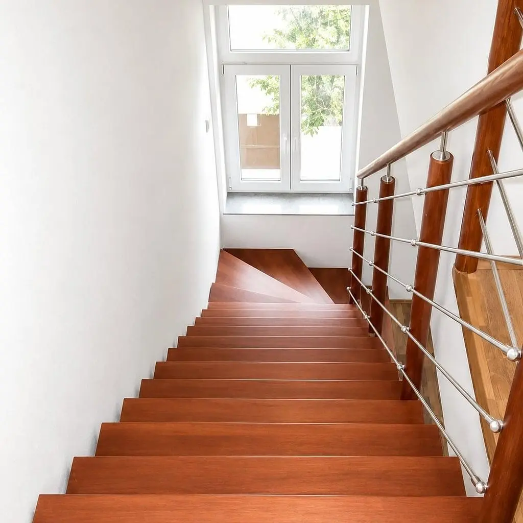 Ostatní; dřevěná podlaha, přirozené světlo