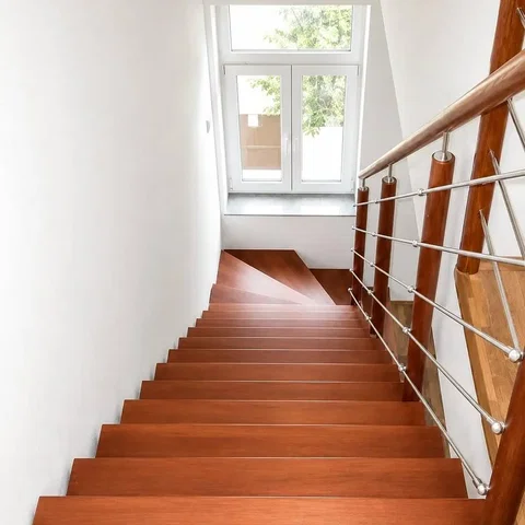 Ostatní; dřevěná podlaha, přirozené světlo