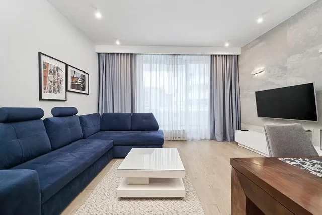 Salón; luz natural, estilo moderno, suelo de madera