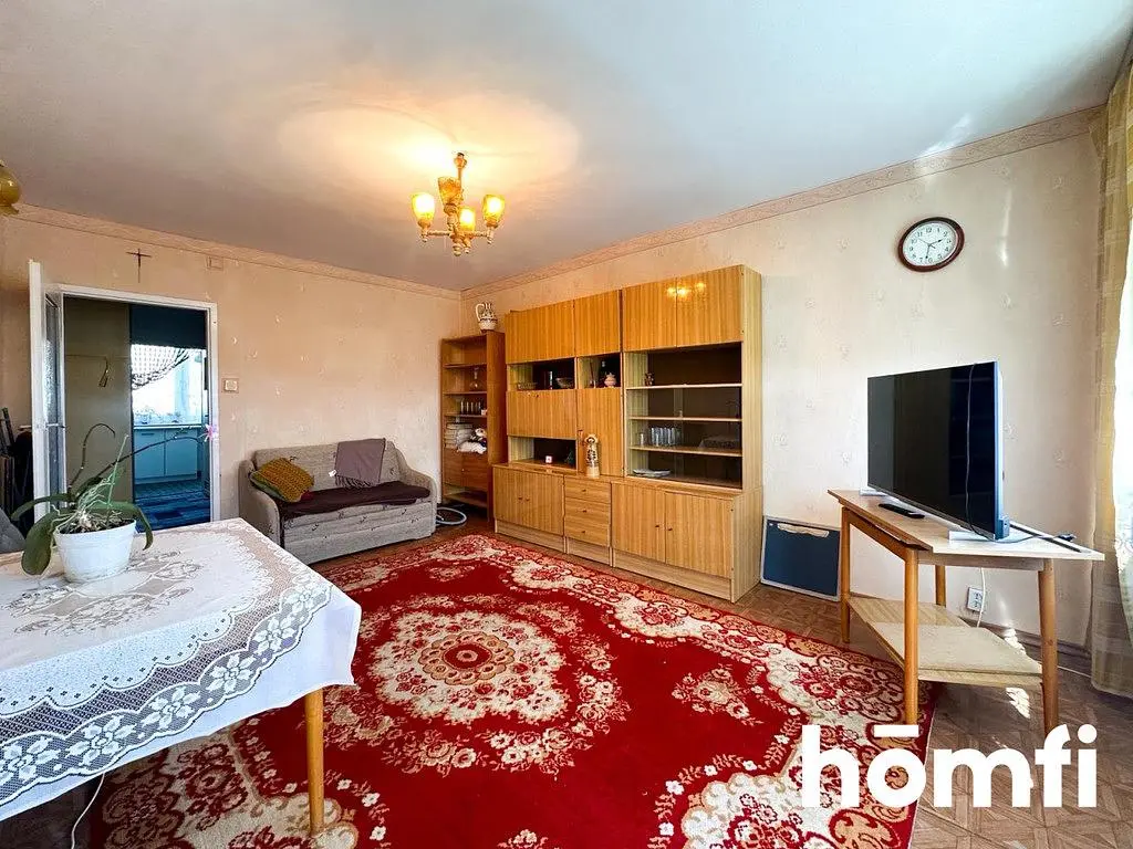 Sala de estar; luz natural, precisa de renovação