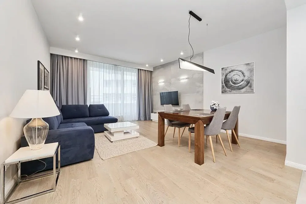 Soggiorno; pavimento in legno, luce naturale, stile moderno