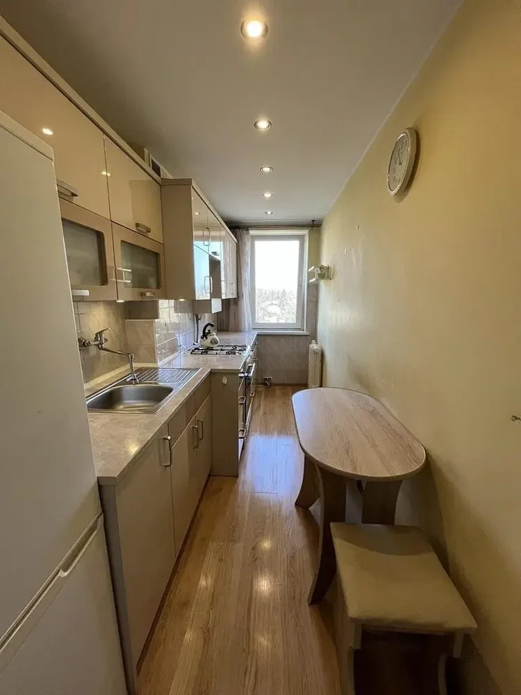 Cuisine; électroménager, parquet, lumière naturelle
