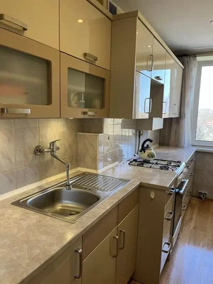 Cuisine; électroménager, carrelage, parquet, lumière naturelle