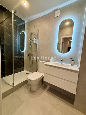 Badezimmer; renoviert, tageslicht, fliesenboden