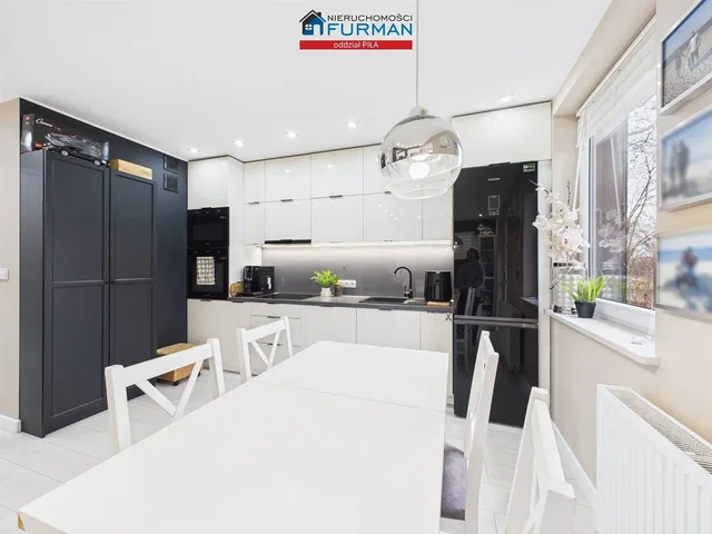 Cocina; electrodomésticos, suelo de baldosas, luz natural, estilo moderno