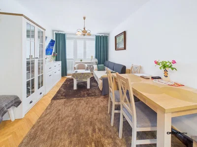 Salón; luz natural, suelo de madera
