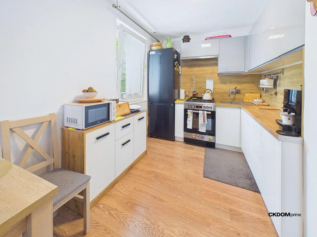 Cocina; electrodomésticos, suelo de madera, luz natural