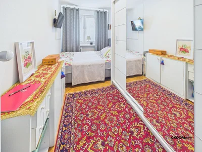 Dormitorio; suelo de madera, luz natural