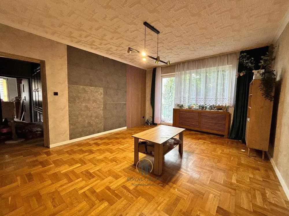 Obývací pokoj; dřevěná podlaha, přirozené světlo