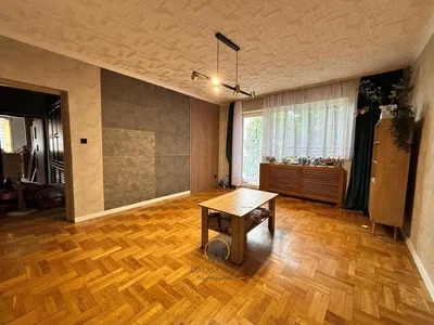 Obývací pokoj; dřevěná podlaha, přirozené světlo