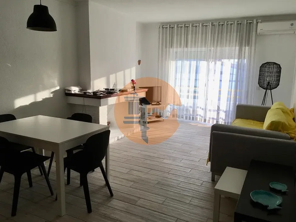 Wohnzimmer; fliesenboden, tageslicht, moderner stil