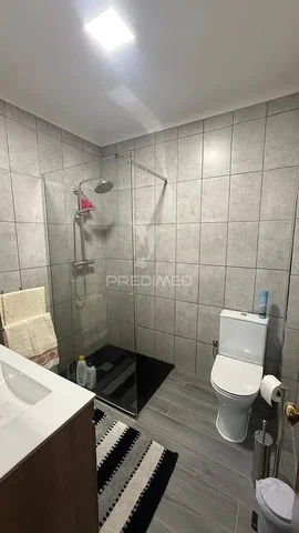 Badezimmer; fliesenboden, tageslicht