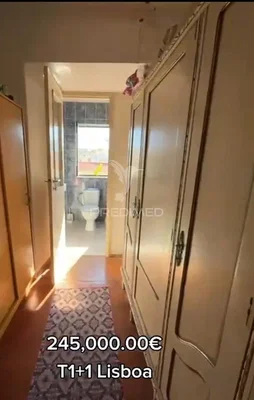 Šatňa; prirodzené svetlo, drevená podlaha