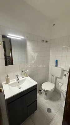 Toilettes; carrelage, lumière naturelle