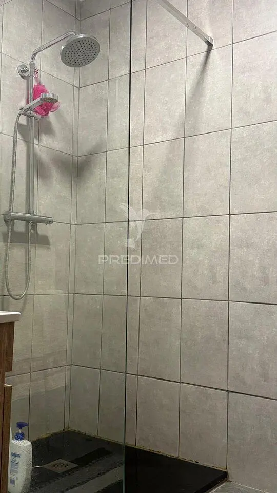 Toilettes; carrelage, lumière naturelle