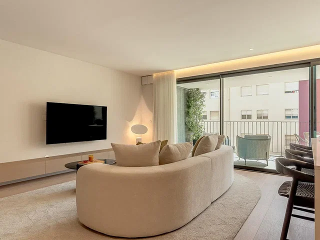 Oturma odası; doğal ışık, modern stil, ahşap zemin