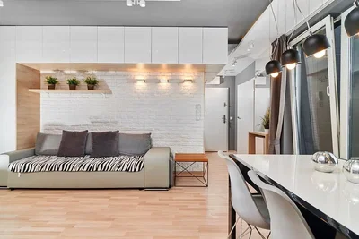Obývací pokoj; dřevěná podlaha, přirozené světlo, moderní styl