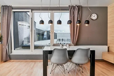 Ostatní; dřevěná podlaha, přirozené světlo, moderní styl