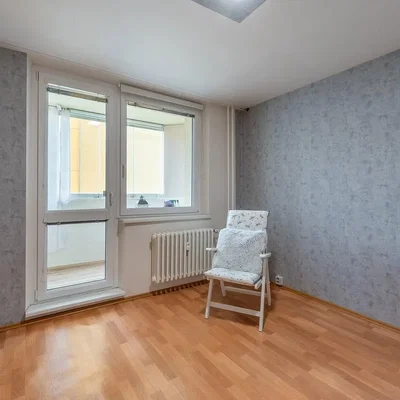 Wohnzimmer; holzboden, tageslicht