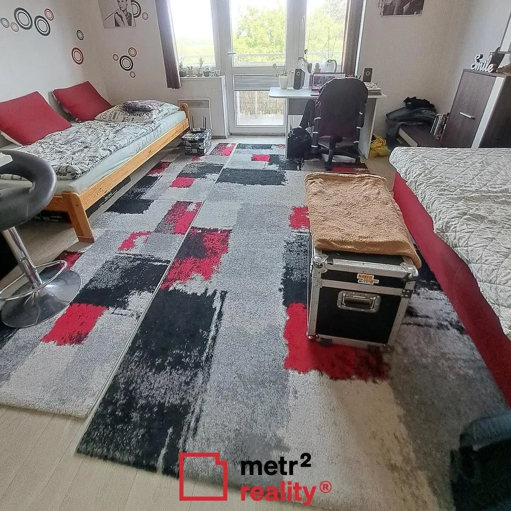 Спаваћа соба; природно светло, потребна реновација