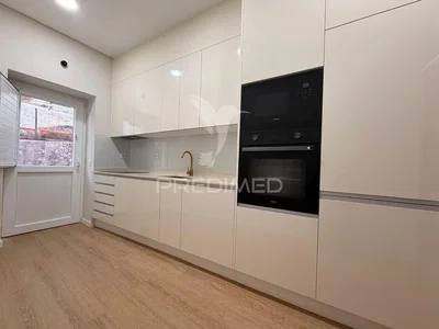 Кухиња; кухињски апарати, дрвени под, природно светло
