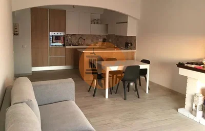 Wohnzimmer; küchengeräte, holzboden, tageslicht
