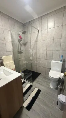 Salle de bain; carrelage, rénové, lumière naturelle
