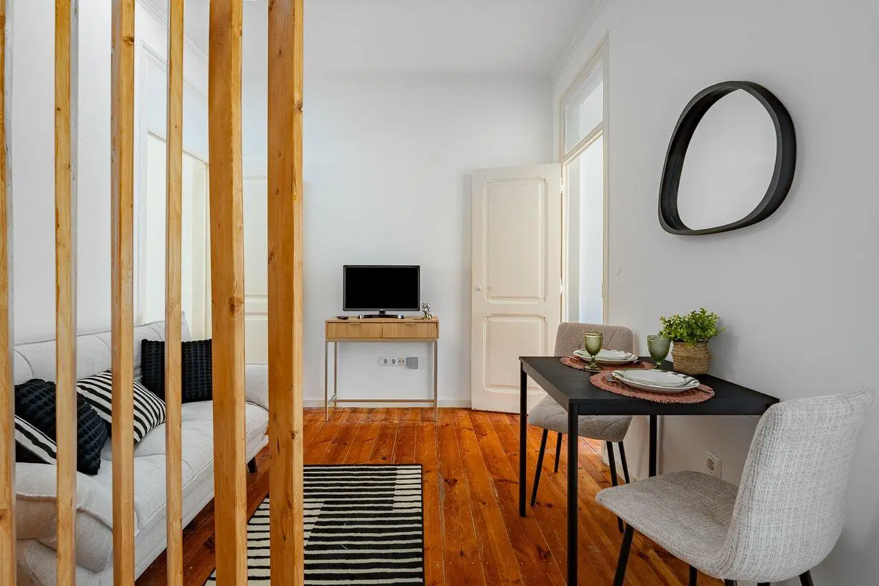 Wohnzimmer; holzboden, tageslicht, moderner stil