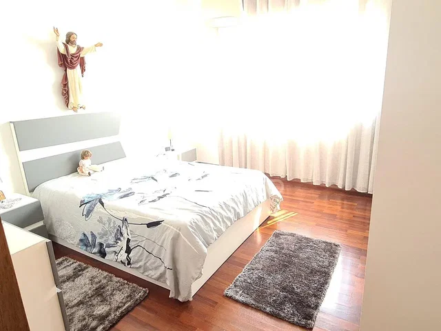 Quarto; chão de madeira, luz natural