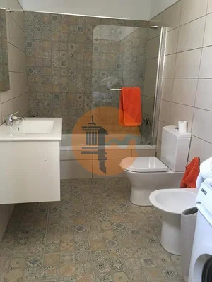 Badezimmer; fliesenboden, tageslicht