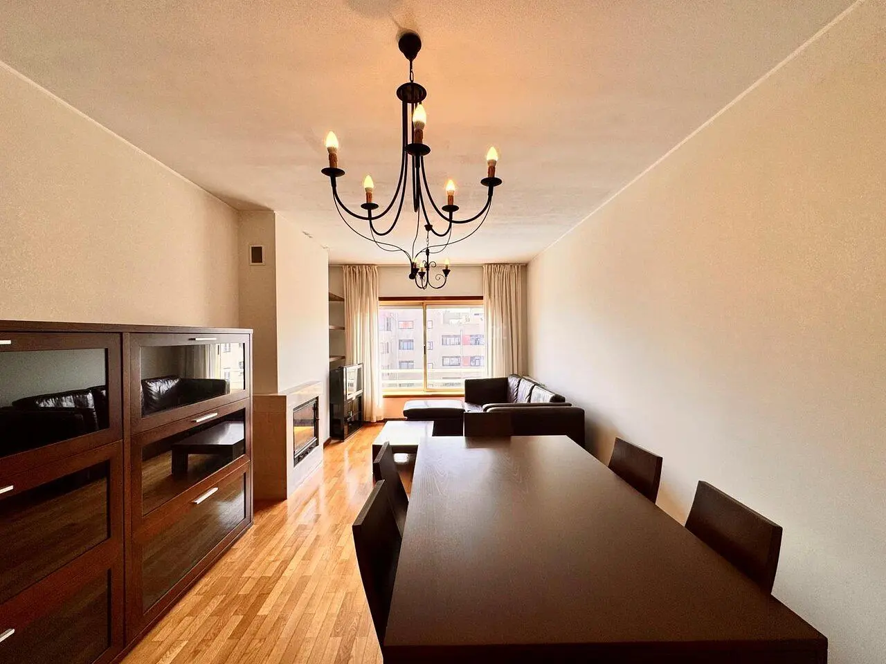 Salon; parquet, lumière naturelle, cheminée