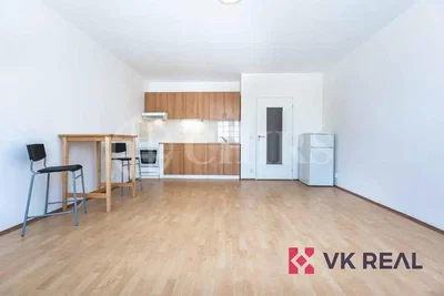 Kuhinja; kuhinjski aparati, drveni pod, prirodno svjetlo