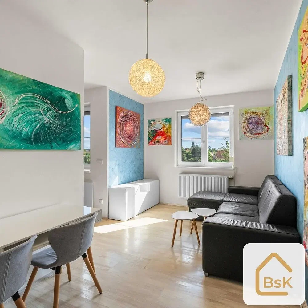 Sala de estar; luz natural, estilo moderno, chão de madeira