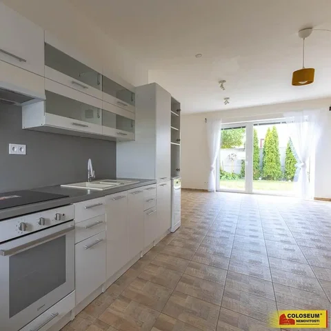 Keuken; keukenapparatuur, tegelvloer, natuurlijk licht, gerenoveerd