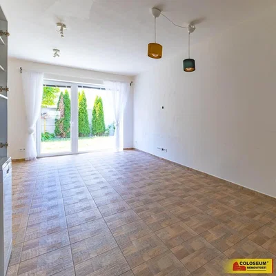 Wohnzimmer; fliesenboden, tageslicht