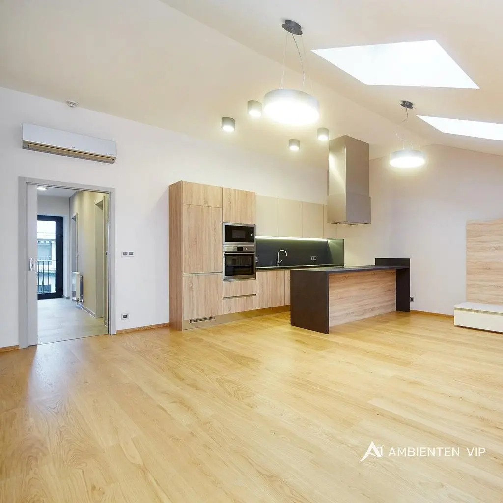 Küche; küchengeräte, tageslicht, holzboden, renoviert