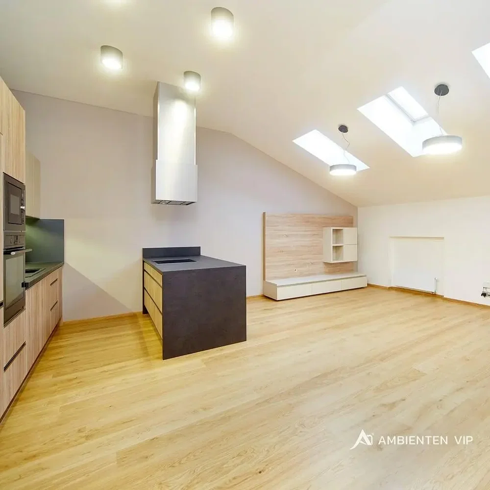Küche; küchengeräte, holzboden, tageslicht, moderner stil