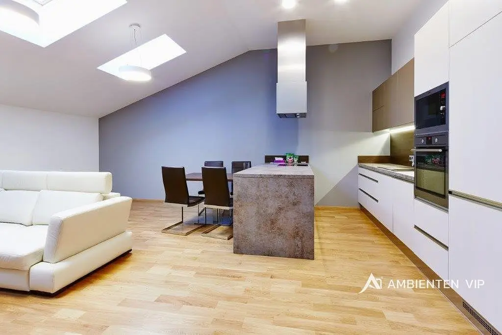 Wohnzimmer; küchengeräte, holzboden, tageslicht, moderner stil