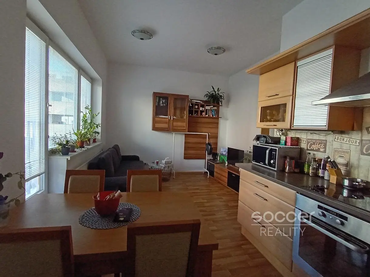 Cocina; electrodomésticos, luz natural, suelo de madera