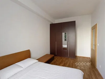 Dormitorio; suelo de madera, luz natural