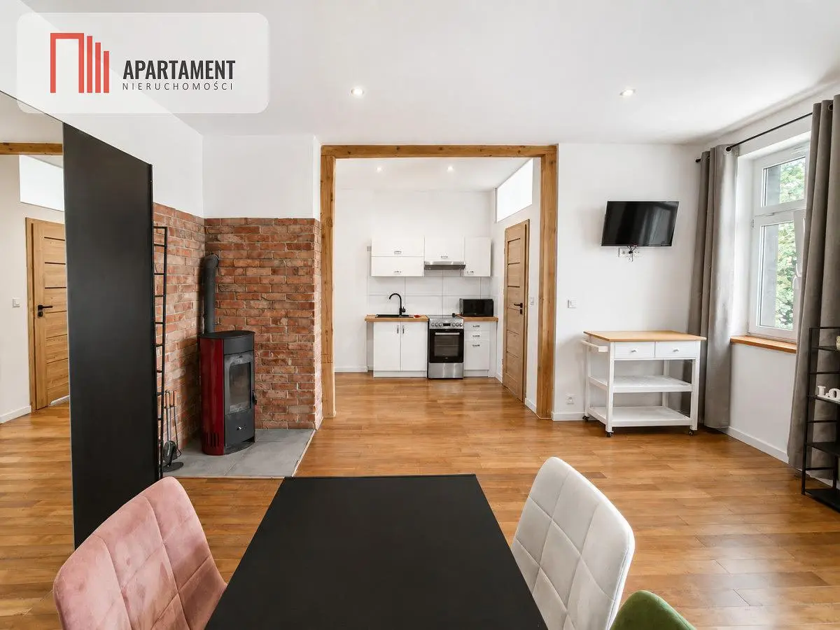 Wohnzimmer; holzboden, tageslicht, moderner stil, kamin