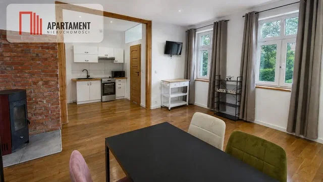 Wohnzimmer; küchengeräte, kamin, holzboden, tageslicht