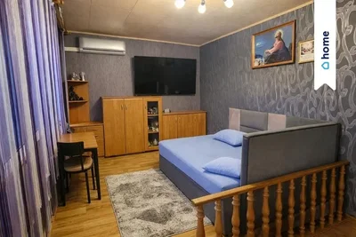 Ložnice; dřevěná podlaha, přirozené světlo