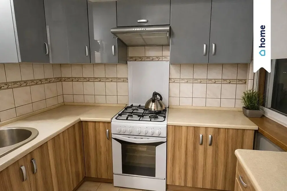 Kuchyně; kuchyňské spotřebiče, dlažba, dřevěná podlaha, po rekonstrukci, přirozené světlo
