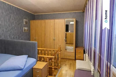 Ložnice; dřevěná podlaha, přirozené světlo