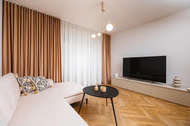Dnevna soba; drveni pod, prirodno svjetlo, moderni stil