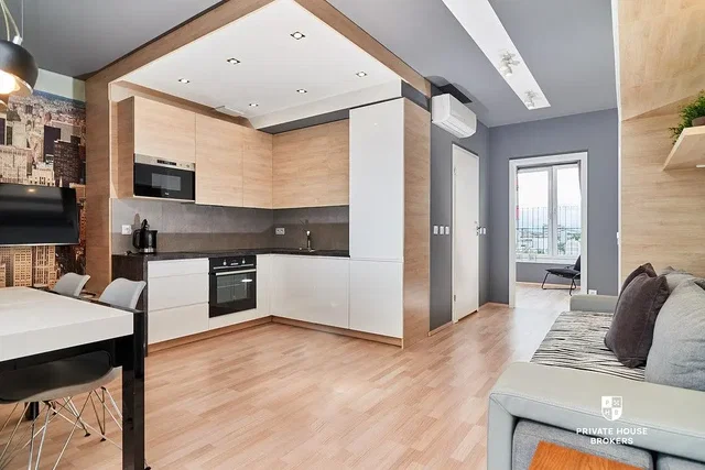 Cocina; electrodomésticos, suelo de madera, luz natural