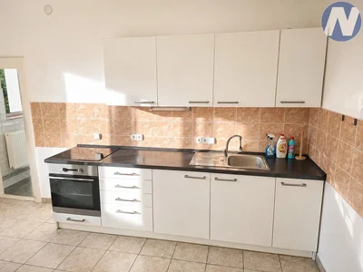 Kuhinja; kuhinjski aparati, pločice, potrebna renovacija