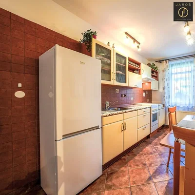 Kuhinja; kuhinjski aparati, pločice, prirodno svjetlo