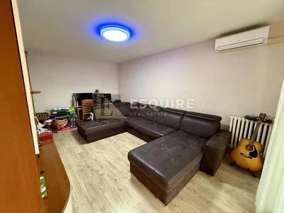 Woonkamer; houten vloer, natuurlijk licht
